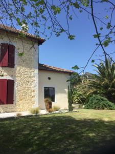 Hastinguesにあるgîte porte de la bastideの草の庭のある家
