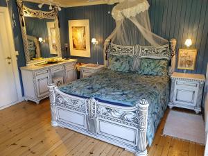 En eller flere senge i et værelse på Solheim Overnatting