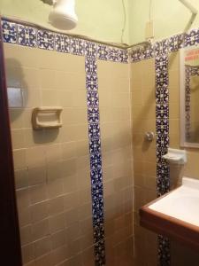 Ett badrum på Hotel Puerto Viejo