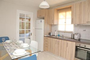 A kitchen or kitchenette at Calypso Apartments