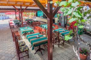 A restaurant or other place to eat at Hotel Stefanov 1
