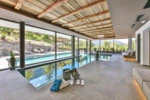 een huis met een zwembad en een woonkamer bij Hotel Dosses in Tires