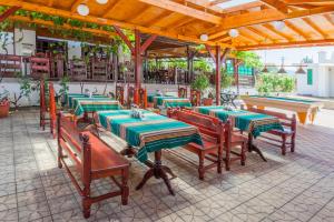 A restaurant or other place to eat at Hotel Stefanov 1