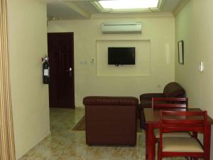 Al Ferdous Hotel Apartments tesisinde bir televizyon ve/veya eğlence merkezi