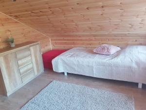 1 dormitorio con cama y techo de madera en Advance, en Narva-Jõesuu