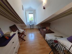 Una habitación abuhardillada con un sofá y una mesa. en Central Gem - ZF Hvar House, en Hvar 18 fotos más