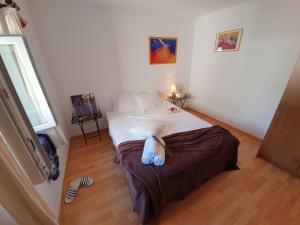 Un dormitorio pequeño con una cama en una habitación. en Central Gem - ZF Hvar House, en Hvar