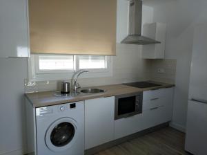 Kuchyňa alebo kuchynka v ubytovaní Apartamentos Angelita Plaza Beach