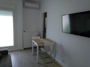 Televízia a/alebo spoločenská miestnosť v ubytovaní Apartamentos Angelita Plaza Beach