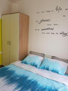 un dormitorio con una cama con una cita en la pared en Aпартамент в Созопол, en Sozopol