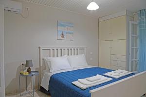 A bed or beds in a room at Calypso Apartments