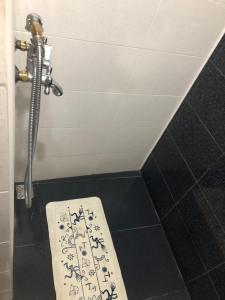 a bathroom with a toilet with a black tile floor at Garsoniera Aleea Trandafirilor in Băile Herculane +18 photos