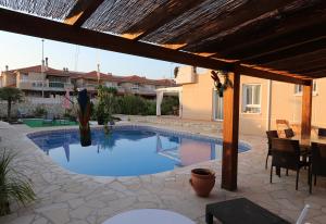 a swimming pool in the middle of a patio at Casa Antonio in Águilas