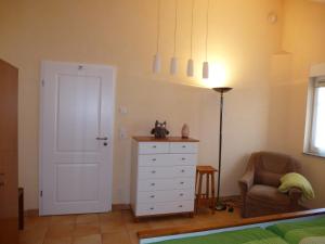 ein Schlafzimmer mit einem Bett, einer Kommode und einem Stuhl in der Unterkunft TOP Ferienwohnung Limburg "Am Bildstock" in Limburg an der Lahn
