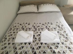 łóżko z białymi ręcznikami na górze w obiekcie Apartment Sandrina w Novalji