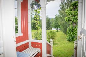 a porch with a bench and a view of a yard at lunde slusevaktarbolig in Lunde
