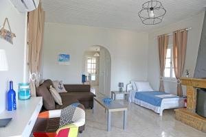 A seating area at Calypso Apartments
