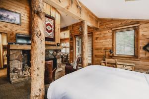 Postel nebo postele na pokoji v ubytování Sundance Mountain Resort