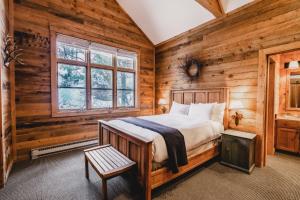 Postel nebo postele na pokoji v ubytování Sundance Mountain Resort