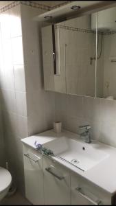 łazienka z białą umywalką i lustrem w obiekcie Apartment Sandrina w Novalji +19 zdjęć