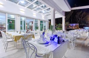 A restaurant or other place to eat at Hotel Villa Bacchus
