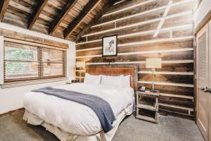 Postel nebo postele na pokoji v ubytování Sundance Mountain Resort