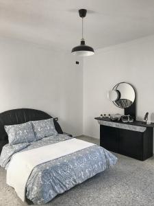 um quarto com uma cama grande e um espelho em Apartamento céntrico Santa Cruz de Tenerife em Santa Cruz de Tenerife