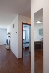 Habitación vacía con sala de estar y pasillo. en Juls Apartment next to football and hockey stadium, en Bratislava
