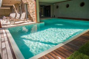 una piscina con sedie su una terrazza in legno di 2122 Hotel Art Design a Punta del Este