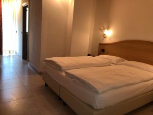 Rúm í herbergi á ALPieve Albergo Pieve