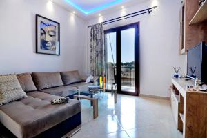 Televízia a/alebo spoločenská miestnosť v ubytovaní Markisia's Luxury Corfu Town Apartment