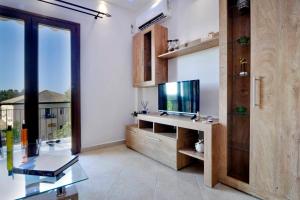Televízia a/alebo spoločenská miestnosť v ubytovaní Markisia's Luxury Corfu Town Apartment + 8 fotografií