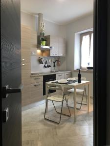 a kitchen with a table and chairs in a room at B&B La Pigna in Filiano