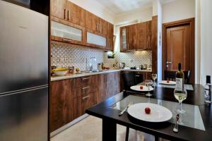 Virtuvė arba virtuvėlė apgyvendinimo įstaigoje Markisia's Luxury Corfu Town Apartment