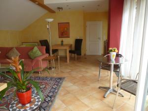 ein Wohnzimmer mit Sofa und Tisch in der Unterkunft TOP Ferienwohnung Limburg "Am Bildstock" in Limburg an der Lahn