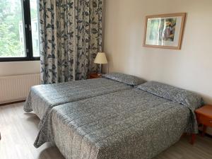 מיטה או מיטות בחדר ב-Hotelli Mesku Forssa