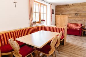 a dining room with a table and chairs at Ferienwohnung Bognerhof in Sankt Veit im Pongau
