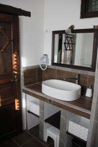 y baño con lavabo y espejo. en Apartma Skednj, en Kobarid