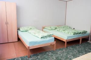 2 camas individuales en una habitación con armario en Ubytování U Potoka, en Lipová-lázně