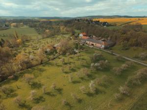 una vista aérea de una casa en un campo en Ferienwohnung Kroppenmühle, en Schönburg