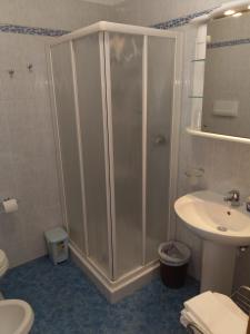 Kylpyhuone majoituspaikassa Bar Moro 1963