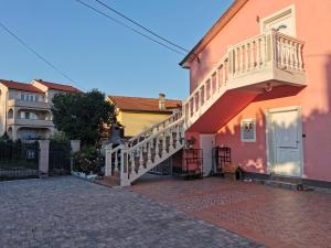 un edificio con una escalera en el lateral en Premium Two-bedroom Apartment, en Viskovo