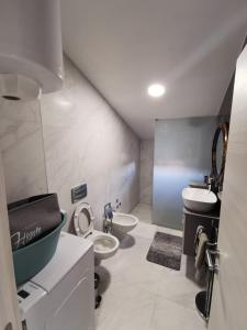 un bagno con un lavandino e un water al suo interno di Premium Two-bedroom Apartment a Viskovo