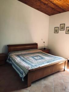 ピエトラサンタにあるAppartamenti Vallecchiaの木製の天井の客室で、ベッドルーム1室(ベッド1台付)