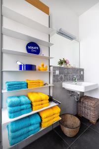 a bathroom with towels on shelves and a sink at Sonnige Wohnung im Herzen von Bühl in Bühl