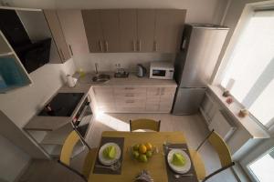 una pequeña cocina con una mesa con fruta. en PaulMarie Apartments on Kozlova, en Soligorsk