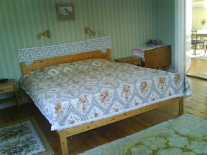 Un pat sau paturi într-o cameră la Bond-Gården