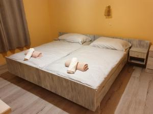 Un pat sau paturi într-o cameră la Apartment Kristina