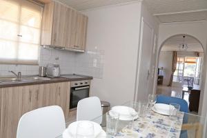 A kitchen or kitchenette at Calypso Apartments