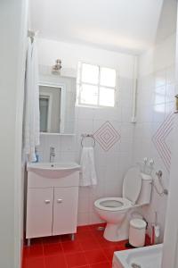 A bathroom at Calypso Apartments Még 20 kép